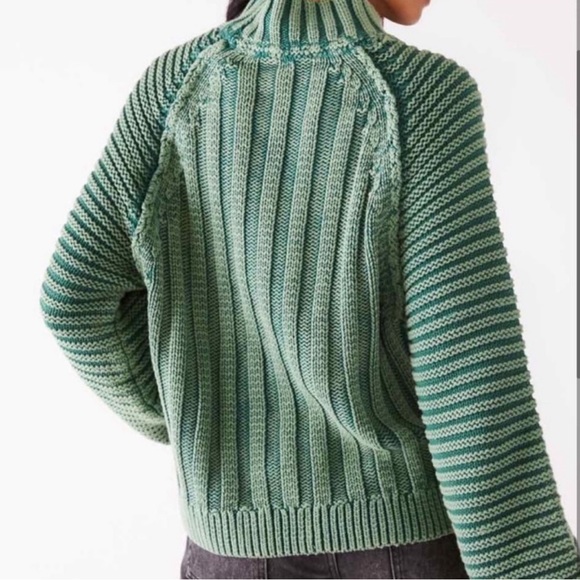 Free People mockneck knit sweater in gorgeous green color - Picture 2 of 5